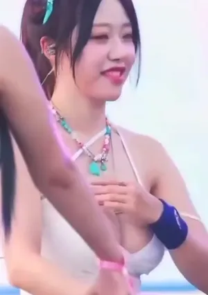99년생 유명아이돌 젖꼭지노출